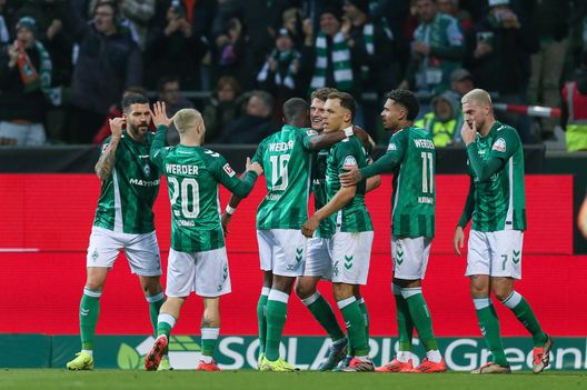 I giocatori del Brema esultano dopo il primo gol della loro squadra durante la partita di Bundesliga tra SV Werder Brema e Holstein Kiel al Weserstadion il 9 novembre 2024 a Brema, Germania. (Foto di Selim Sudheimer/Getty Images) Werder Brema-Bayer Leverkusen, occhio alle sorprese: il pronostico di DDD- immagine 3