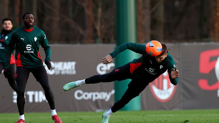 CAIRATE, ITALY - JANUARY 05: Niclas Fullkrug of AC Milan in action during an AC Milan Training Session at Milanello on January 05, 2026 in Cairate, Italy. (Photo by Giuseppe Cottini/AC Milan via Getty Images) fullkrug-niclas-milan-arrivo-cross-allegri-alzare-la-palla