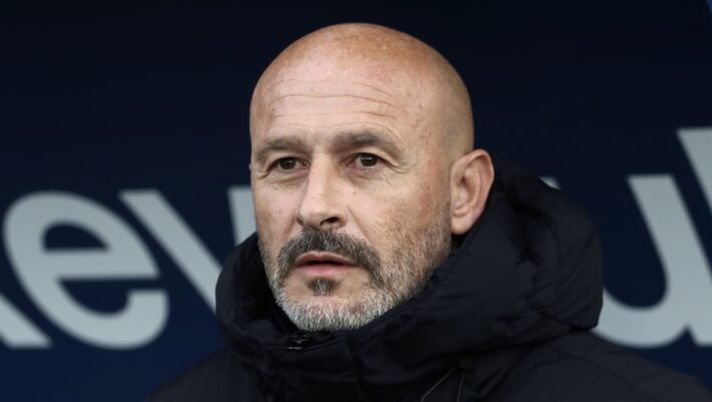 COMO, ITALY - JANUARY 10: Bologna FC coach Vincenzo Italiano looks on during the Serie A match between Como 1907 and Bologna FC 1909 at Giuseppe Sinigaglia Stadium on January 10, 2026 in Como, Italy. (Photo by Marco Luzzani/Getty Images) Italiano: “Cosa succede a Orsolini! Lucumi, problema muscolare. Rowe deve fare di più, Freuler…” - immagine 1