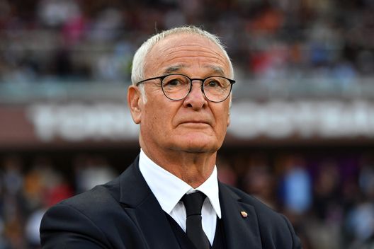 Claudio Ranieri, allenatore dell'AS Roma, osserva la partita di Serie A tra Torino e AS Roma allo Stadio Olimpico di Torino, il 25 maggio 2025. (Foto di Valerio Pennicino/Getty Images) Ranieri dice no alla Nazionale! Chi sostituirà Spalletti come ct dell’Italia?- immagine 2