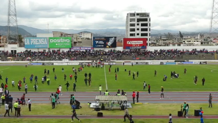 Caccia all’uomo in Ecuador: tifosi invadono il campo e picchiano giocatori e arbitro - immagine 1