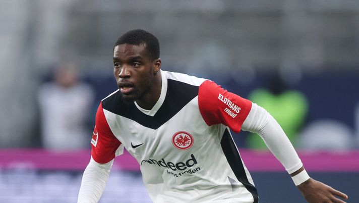 FRANKFURT AM MAIN, GERMANY - FEBRUARY 02: Niels Nkounkou of Eintracht Frankfurt controls the ball during the Bundesliga match between Eintracht Frankfurt and VfL Wolfsburg at Deutsche Bank Park on February 02, 2025 in Frankfurt am Main, Germany. (Photo by Alex Grimm/Getty Images) Calciomercato Torino, il nuovo nome per la fascia sinistra: il punto di giornata- immagine 2