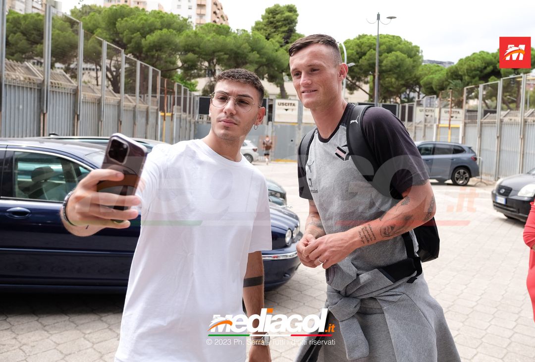 FOTO PALERMO, Liam Henderson: selfie e autografi con i tifosi del Palermo (Gallery) - immagine 12