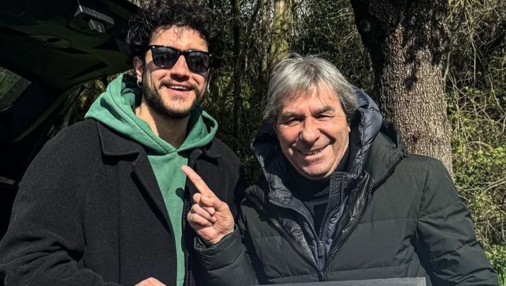 Conti-Maradona: l’abbraccio diventa un quadro. E Bruno riceve un regalo speciale - immagine 1