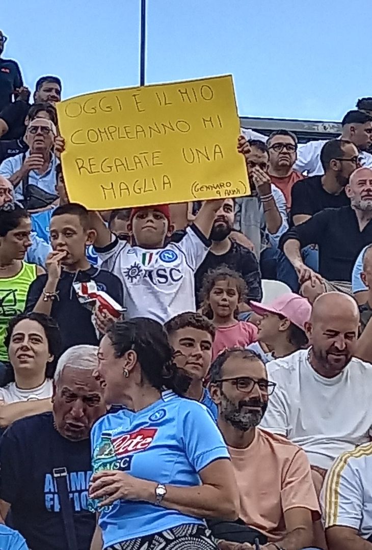 GALLERY Dal regalo di compleanno alla formazione sognata: le foto dei tifosi - immagine 4