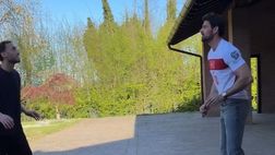 VIDEO / Relax per Calhanoglu: palleggi in giardino con Michele Morrone