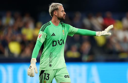 Aaron Escandell, portiere del Real Oviedo. (Foto di Clive Brunskill/Getty Images) Circa 200 tifosi dell’Oviedo hanno preso d’assalto le macchine di alcuni giocatori e dirigenti- immagine 3