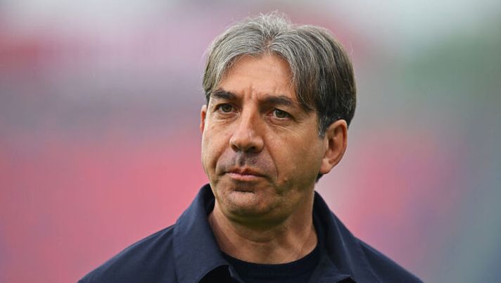 BOLOGNA, ITALY - APRIL 12: Stefano Trinchera, Sporting Director of US Lecce looks on prior to the Serie A match between Bologna FC 1909 and US Lecce at Renato Dall'Ara Stadium on April 12, 2026 in Bologna, Italy. (Photo by Alessandro Sabattini/Getty Images) Ds Lecce: “Di Francesco? A breve lo incontrerò, non do percentuali! Il modulo e il riscatto di Cheddira…” - immagine 1