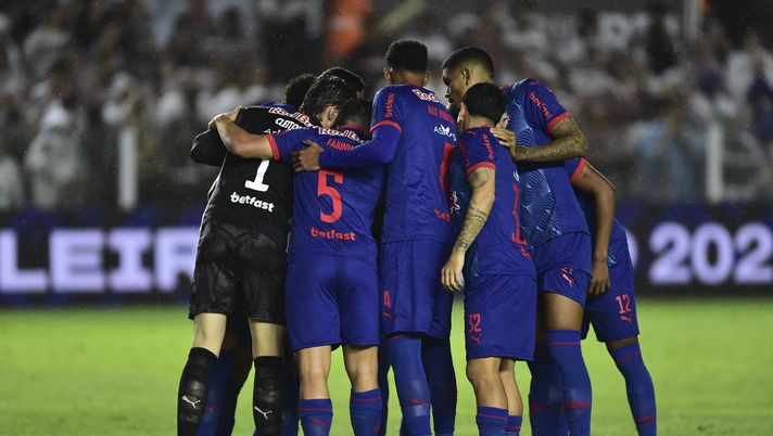 SANTOS, BRAZIL - NOVEMBER 08: Bragantino team players huddle before the match between Sao Paulo and Bragantino as part of Brasileirao 2025 at Estadio Urbano Caldeira on November 8, 2025 in Santos, Brazil. (Photo by Mauro Horita/Getty Images) Coritiba-Bragantino in diretta streaming: dove vederla gratis, orario e info - immagine 1