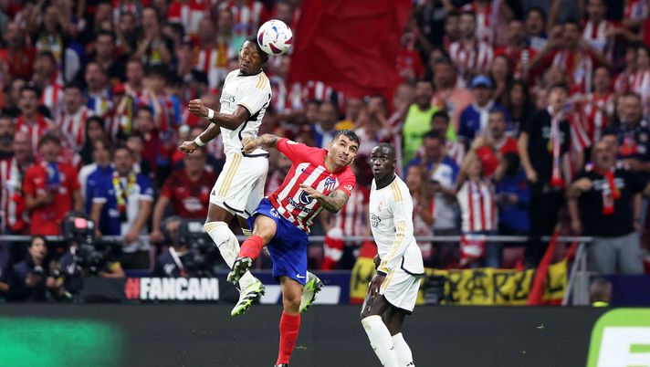 MADRID, SPAIN - SEPTEMBER 24: David Alaba of Real Madrid heads the ball from Angel Correa of Atletico Madrid during the LaLiga EA Sports match between Atletico Madrid and Real Madrid CF at Civitas Metropolitano Stadium on September 24, 2023 in Madrid, Spain. (Photo by Gonzalo Arroyo Moreno/Getty Images) L’Atletico fa suo il derby di Madrid: Real battuto con un netto 3-1 - immagine 1