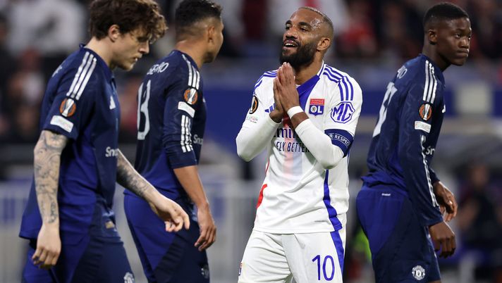 DECINES-CHARPIEU, FRANCE - APRIL 10: Alexandre Lacazette of Olympique Lyonnais reacts after missing a shot during the UEFA Europa League 2024/25 Quarter Final First Leg match between Olympique Lyonnais and Manchester United at OL Stadium on April 10, 2025 in Decines-Charpieu, France. (Photo by Michael Steele/Getty Images) UFFICIALE – Clamoroso in Francia, il Lione retrocesso in Ligue 2: il motivo - immagine 1