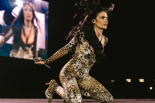 Elodie e il cellulare colpito, parla il giornalista: “Non capisco il gesto, suo staff mi ha…” - immagine 1