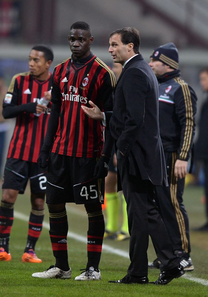 MILAN, ITALY - DECEMBER 16: Head coach AC Milan Massimiliano Allegri speaks with Mario Balotelli during the Serie A match between AC Milan and AS Roma at San Siro Stadium on December 16, 2013 in Milan, Italy. (Photo by Claudio Villa/Getty Images) Allegri, il pensiero di Balotelli: “Con lui al Milan mi sono trovato benissimo”- immagine 2