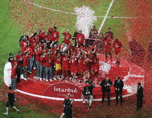 ISTANBUL, TURKEY - MAY 25: Liverpool captain Steven Gerrard lifts the European Cup after Liverpool won the European Champions League final between Liverpool and AC Milan on May 25, 2005 at the Ataturk Olympic Stadium in Istanbul, Turkey. (Photo by Getty Images/Getty Images) Milan e Liverpool: dopo Istanbul c’è sempre Atene- immagine 7