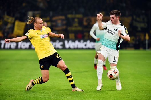 Atene, Grecia - 30 novembre 2023: A sinistra, Domagoj Vida dell'AEK Atene in azione contro il Brighton. (Foto di Milos Bicanski/Getty Images) Olympiakos-AEK Atene, statistiche e precedenti tra le due squadre di Atene- immagine 2