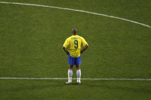 ULSAN - 3 GIUGNO: Ronaldo del Brasile attende il pallone durante la partita del Gruppo C contro la Turchia, valida per la fase a gironi della Coppa del Mondo. (Foto di Brian Bahr/Getty Images)