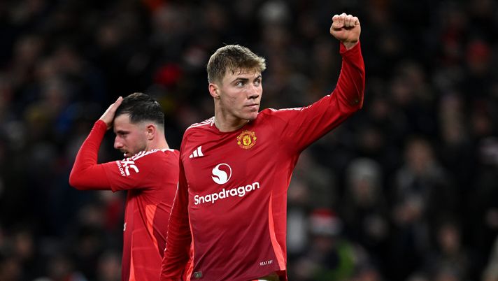 MANCHESTER, ENGLAND - NOVEMBER 28: Rasmus Hojlund of Manchester United celebrates scoring his team's second goal during the UEFA Europa League 2024/25 League Phase MD5 match between Manchester United and FK Bodo/Glimt at Old Trafford on November 28, 2024 in Manchester, England. (Photo by Justin Setterfield/Getty Images) Hojlund, dal passato nel nuoto al paragone con Haaland: è il sogno di Gasp - immagine 1