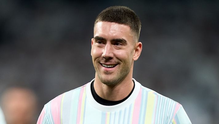 MADRID, SPAIN - OCTOBER 22: Dusan Vlahovic of Juventus warms up prior to the UEFA Champions League 2025/26 League Phase MD3 match between Real Madrid C.F. and Juventus at Estadio Santiago Bernabeu on October 22, 2025 in Madrid, Spain. (Photo by Angel Martinez/Getty Images) FLASH – Juve, Vlahovic torna in parte col gruppo e recupera anche Cabal! Cosa trapela per la Fiorentina - immagine 1
