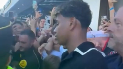 Tutti pazzi per Yamal: la folla lo travolge a Marbella