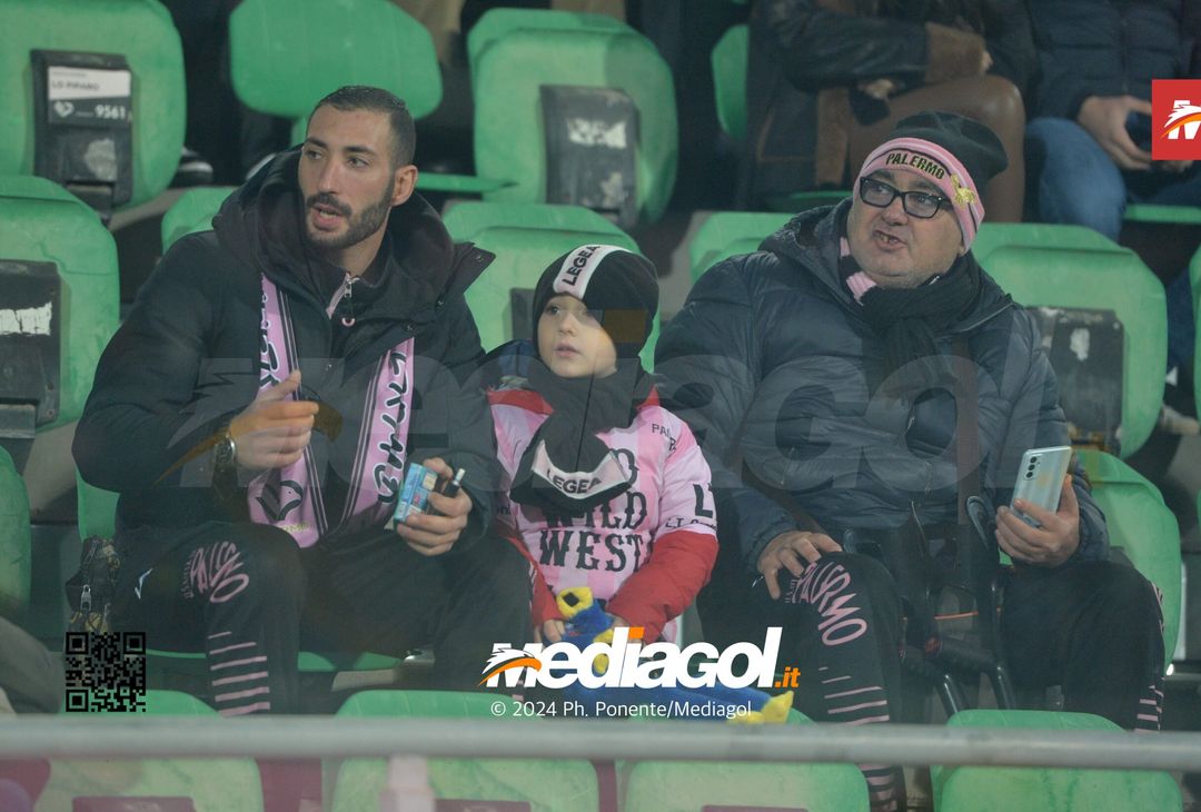 FOTOTIFO Palermo-Bari 3-0, gli scatti ai tifosi al “Renzo Barbera” (GALLERY) - immagine 2