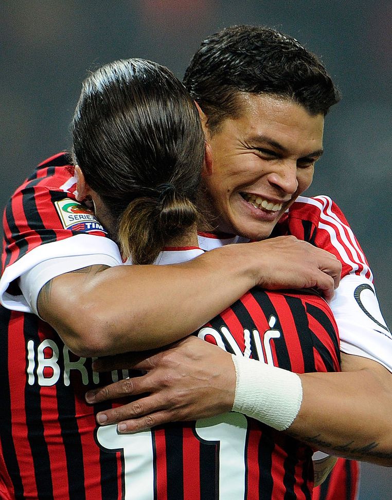 MILAN, ITALY - NOVEMBER 27: Zlatan Ibrahimovic (L) and Thiago Silva (R) of AC Milan celebrates scoring the first goal during the Serie A match between AC Milan v AC Chievo Verona at Stadio Giuseppe Meazza on November 27, 2011 in Milan, Italy. (Photo by Claudio Villa/Getty Images) Allegri-Milan: Tutte le rose e le formazioni a confronto dal 2010 al 2014- immagine 3