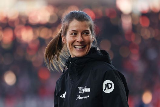 BERLINO, GERMANIA - 28 GENNAIO: Marie-Louise Eta, allenatrice ad interim dell'1. FC Union Berlin, osserva durante il riscaldamento prima della partita di Bundesliga tra 1. FC Union Berlin e SV Darmstadt 98 all'An der Alten Foersterei il 28 gennaio 2024 a Berlino, Germania. (Foto di Maja Hitij/Getty Images) Marie-Louise Eta