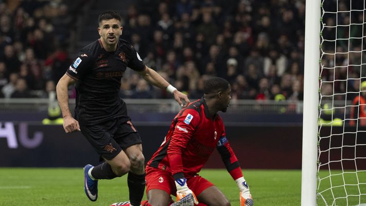 MILAN, ITALY - MARCH 21: Giovanni Simeone of Torino FC celebrates a goal during the Serie A match between AC Milan and Torino FC at Giuseppe Meazza Stadium on March 21, 2026 in Milan, Italy. (Photo by Stefano Guidi - Torino FC/Torino FC 1906 via Getty Images) Toro, Simeone vive il suo momento perfetto. Ma il futuro… - immagine 1