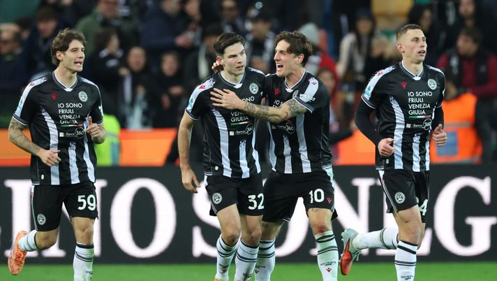 UDINE, ITALY - DECEMBER 14: Jurgen Ekkelenkamp #32 of Udinese celebrates scoring his team's first goal with teammate Nicolo Zaniolo during the Serie A match between Udinese Calcio and SSC Napoli at Stadio Friuli on December 14, 2025 in Udine, Italy. (Photo by Timothy Rogers/Getty Images) Dg Udinese: “Nessuno ha dimenticato Astori. Oggi servono prestazione e risultato” - immagine 1