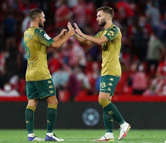 GRANADA, SPAIN - SEPTEMBER 13: Victor Ruiz and German Pezzella of Real Betis celebrate after the LaLiga Santander match between Granada CF and Real Betis at Nuevo Estadio de Los Carmenes on September 13, 2021 in Granada, Spain. (Photo by Fran Santiago/Getty Images) Pezzella torna al River: “Stavo tornando a Siviglia, ma nulla è come il River”- immagine 2
