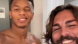 FOTO Neres, che look per il brasiliano: sorrisi col suo barbiere Simone Rispo