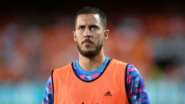 VALENCIA, SPAIN - SEPTEMBER 19: Eden Hazard of Real Madrid looks on during the warm up prior to the La Liga Santander match between Valencia CF and Real Madrid CF at Estadio Mestalla on September 19, 2021 in Valencia, Spain. (Photo by Aitor Alcalde/Getty Images) La nuova vita di Hazard: il belga entra nel progetto The Wine Of The Champions- immagine 2