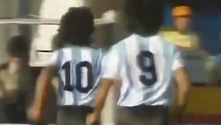 VIDEO Maradona ingiocabile contro il Brasile, Pistocchi lo celebra. “Iconico” VIDEO Maradona ingiocabile contro il Brasile, Pistocchi lo celebra. “Iconico” - immagine 1