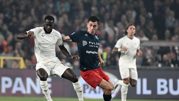 GENOA, ITALY - SEPTEMBER 29: Boulaye Dia of SS Lazio compete for the ball with Martin of Genoa CFC during the Serie A match between Genoa CFC and SS Lazio at Luigi Ferraris Stadium on September 29, 2025 in Genoa, Italy. (Photo by Marco Rosi - SS Lazio/Getty Images) Serie A, Genoa-Lazio 0-3: Sarri trova la vittoria, Vieira in crisi profonda - immagine 1