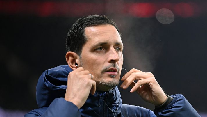 FRANKFURT AM MAIN, GERMANY - NOVEMBER 30: Dino Toppmoller, Head Coach of Eintracht Frankfurt, looks on prior to the UEFA Europa Conference League match between Eintracht Frankfurt and PAOK FC at Deutsche Bank Park on November 30, 2023 in Frankfurt am Main, Germany. (Photo by Christian Kaspar-Bartke/Getty Images) Eintracht, il tecnico Toppmoller non parla in conferenza: presente il vice. Il motivo - immagine 1