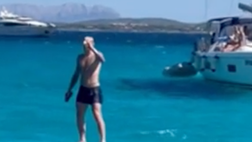 VIDEO / Instagram, Theo Hernandez in vacanza tra “Surf” e birretta