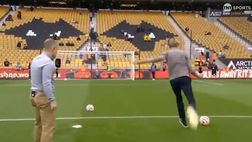 VIDEO / Crouch tira a porta vuota: che figuraccia!