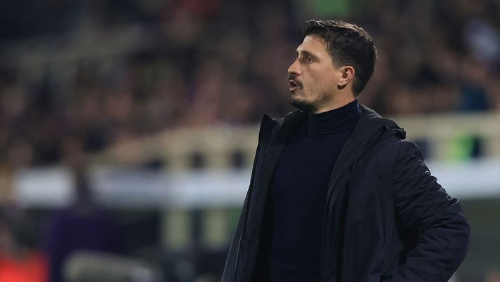 FLORENCE, ITALY - JANUARY 24: Fabio Pisacane manager of Cagliari Calcio looks on during the Serie A match between ACF Fiorentina and Cagliari Calcio at Artemio Franchi on January 24, 2026 in Florence, Italy. (Photo by Gabriele Maltinti/Getty Images) Sentite Pisacane: “Fiorentina un pallino sotto alla Juventus come organico” - immagine 1