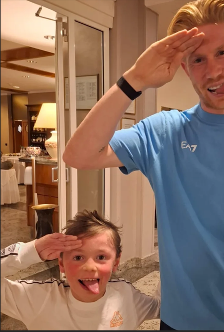 De Bruyne e Spinazzola, cuori d’oro: esultanza con un piccolo tifoso – LA GALLERY - immagine 5