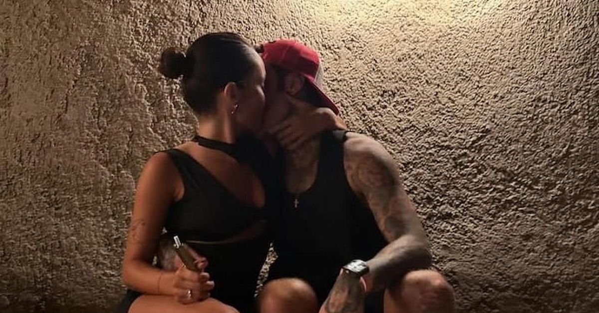 fedez ufficializza la relazione con giulia honegger dedica e bacio insieme