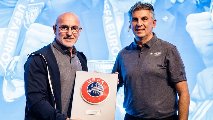 Spagna, il ct De La Fuente premiato dalla UEFA per l'Europeo vinto