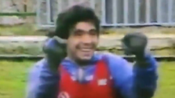 Tra fango e sudore, l’allenamento di un campione: le magie di Diego con il Napoli