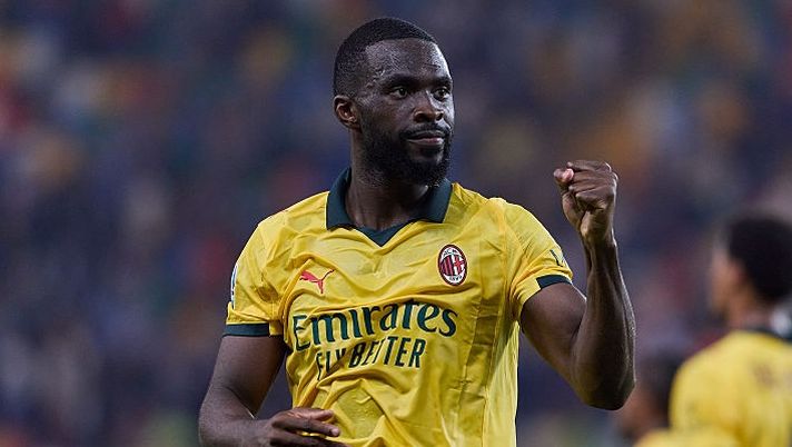 UDINE, ITALY - SEPTEMBER 20: Fikayo Tomori of AC Milan celebrates winning the match against Udinese Calcio during the Serie A match between Udinese Calcio and AC Milan at Stadio Friuli on September 20, 2025 in Udine, Italy. (Photo by Emmanuele Ciancaglini/Getty Images) Milan, Tomori torna in gruppo! Le prove di formazione e chi è favorito in attacco con Pulisic - immagine 1