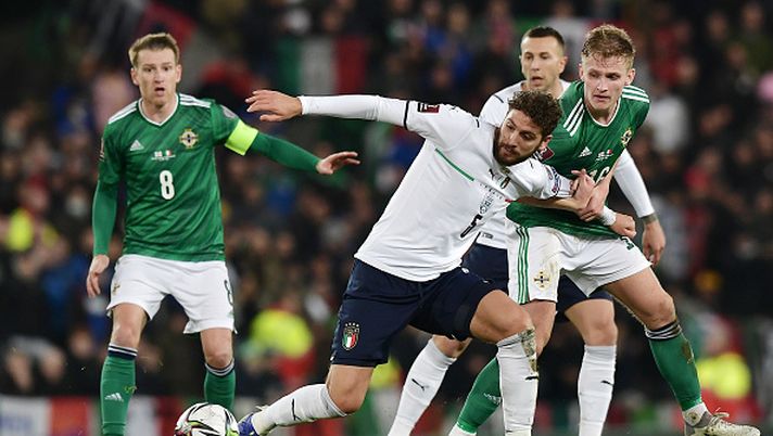 BELFAST, NORTHERN IRELAND - NOVEMBER 15: Manuel Locatelli of Italy is challenged by Alistair McCann of Northern Ireland during the 2022 FIFA World Cup Qualifier match between Northern Ireland and Italy at Windsor Park on November 15, 2021 in Belfast, Northern Ireland. (Photo by Charles McQuillan/Getty Images) Italia-Irlanda del Nord, corsa verso il Mondiale: il pronostico di DDD - immagine 1