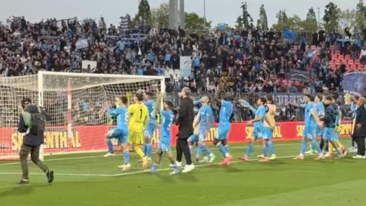 VIDEO Tutti sotto la curva: il gesto dei calciatori del Napoli a fine gara - immagine 1