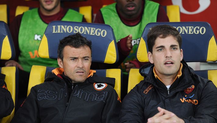 VERONA, ITALY - MAY 01: Luis Enrique (L) and Robert Moreno, AS Roma coaches look on during the Serie A match between AC Chievo Verona and AS Roma at Stadio Marc'Antonio Bentegodi on May 1, 2012 in Verona, Italy. (Photo by Luciano Rossi/AS Roma via Getty Images) Clamoroso in Russia: l’ex vice di Luis Enrique esonerato per colpa di ChatGPT - immagine 1