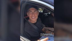 VIDEO – Trigoria, bagno di folla e regali per Dybala: il ritratto emoziona la Joya