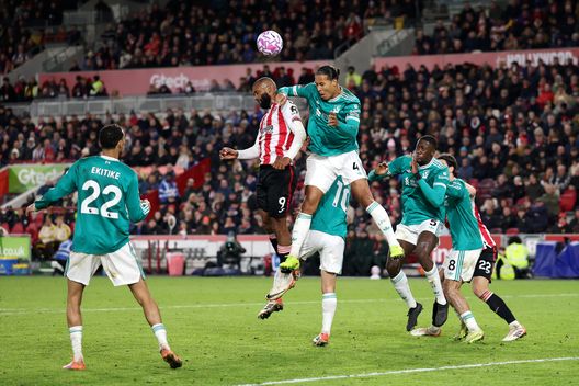 BRENTFORD, ENGLAND - OCTOBER 25: Igor Thiago del Brentford e Virgil van Dijk del Liverpool saltano durante la partita di Premier League tra Brentford e Liverpool al Gtech Community Stadium il 25 ottobre 2025 a Brentford, Inghilterra. (Photo by Ryan Pierse/Getty Images) Arsenal-Brentford: come finisce il derby inglese secondo ChatGpt- immagine 2