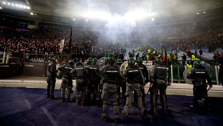 Petardi, caccia al tedesco e adesivi a sfondo nazista - immagine 1