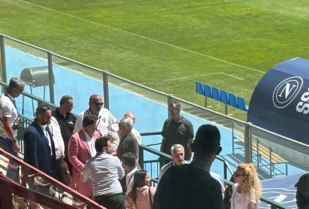 GALLERY De Laurentiis gioioso, selfie e risate coi tifosi sugli spalti - immagine 4