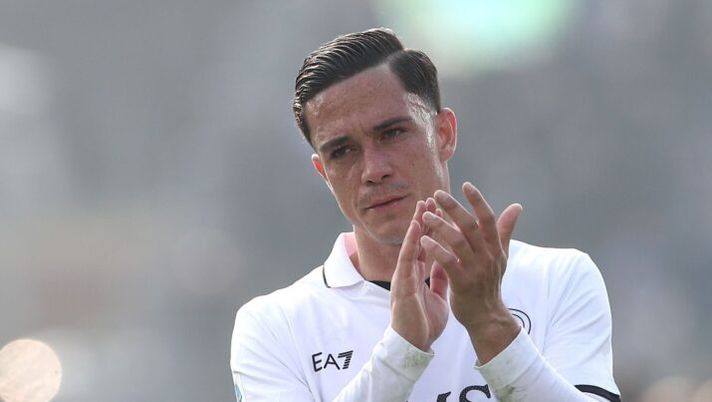 COMO, ITALY - FEBRUARY 23: Giacomo Raspadori of SSC Napoli applauds the fans at the end of the Serie A match between Como 1907 and SSC Napoli at Stadio G. Sinigaglia on February 23, 2025 in Como, Italy. (Photo by Marco Luzzani/Getty Images) Non solo big: ecco cinque scommesse per la 28a giornata al fantacalcio - immagine 1